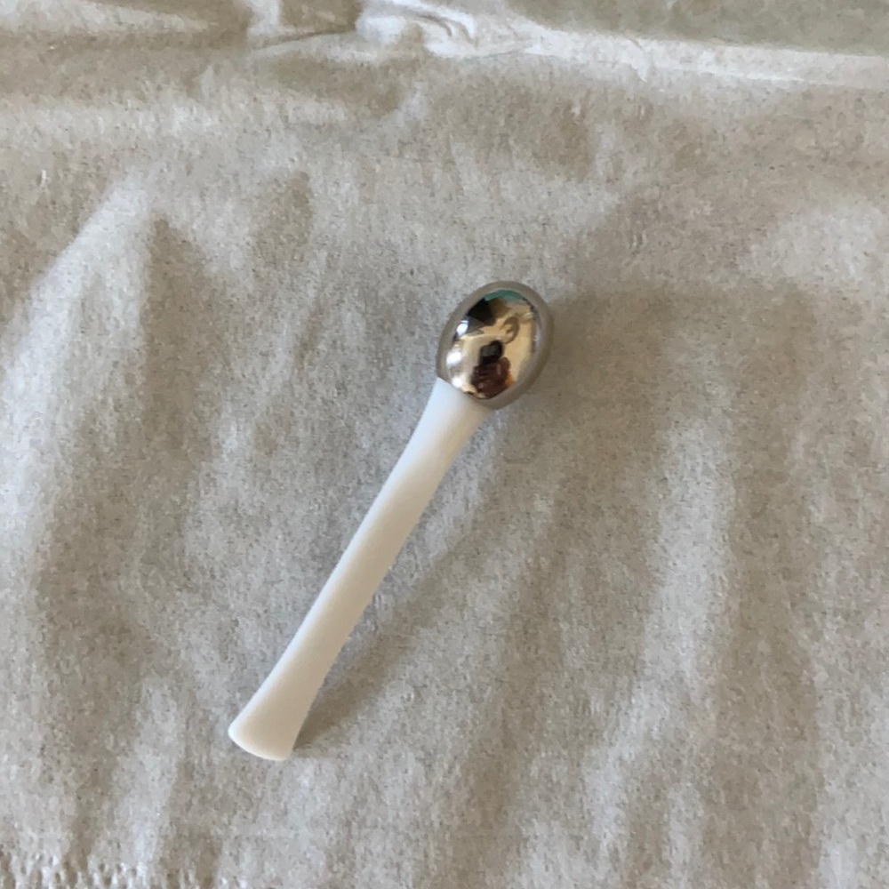 La Mer eye treatment massage applicator